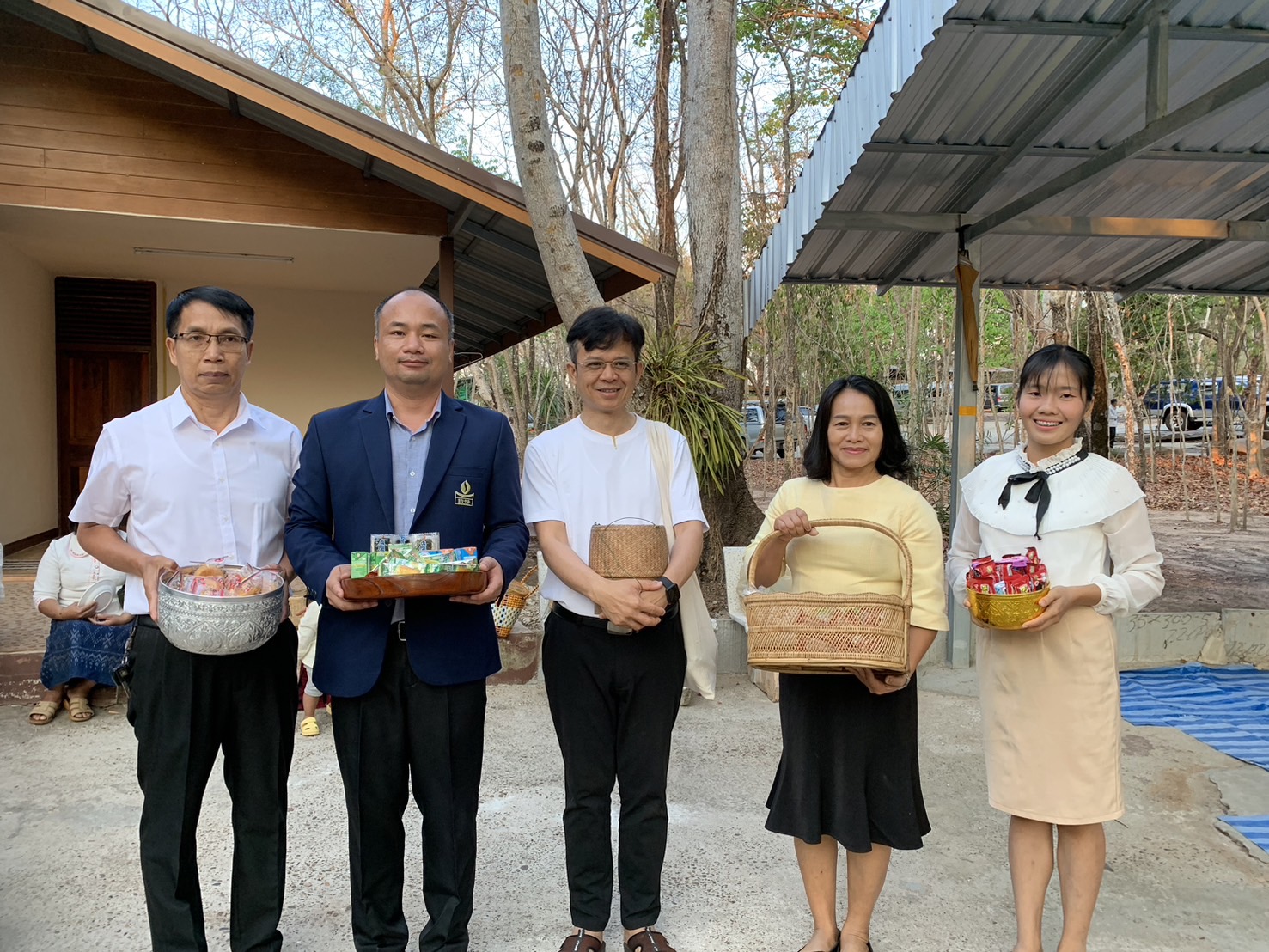 ตักบาตรเนื่องในวันละสังขารหลวงปู่แสนไล ฐานงฺกโร วัดป่าแสนวิไล (ธ)