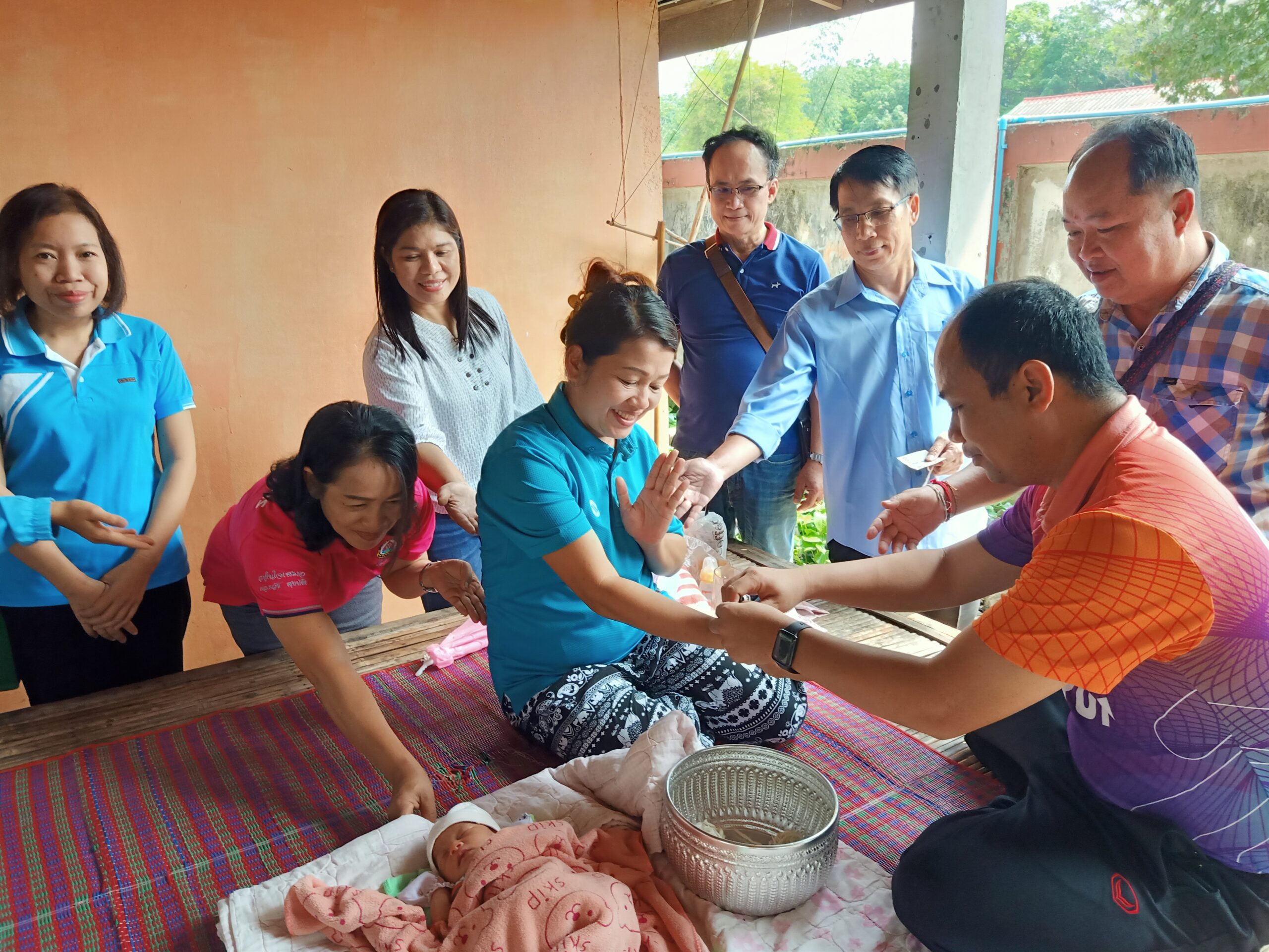 ผูกแขนต้อนรับสมาชิกใหม่