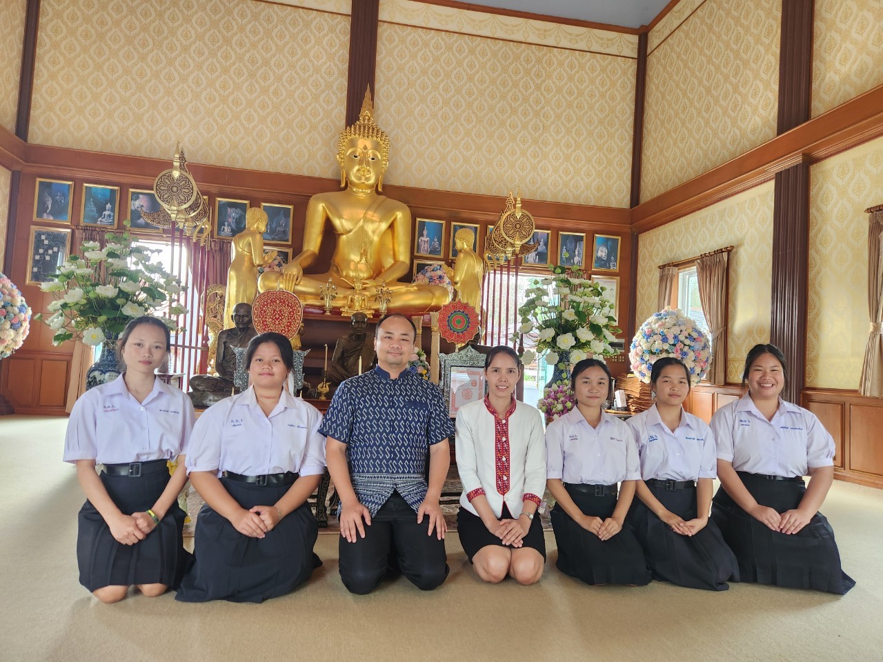 โรงเรียนคำบกวิทยาคาร นำนักเรียนสวดมนต์หมู่ วัดป่าวิเวกวัฒนาราม บ้านห้วยทราย